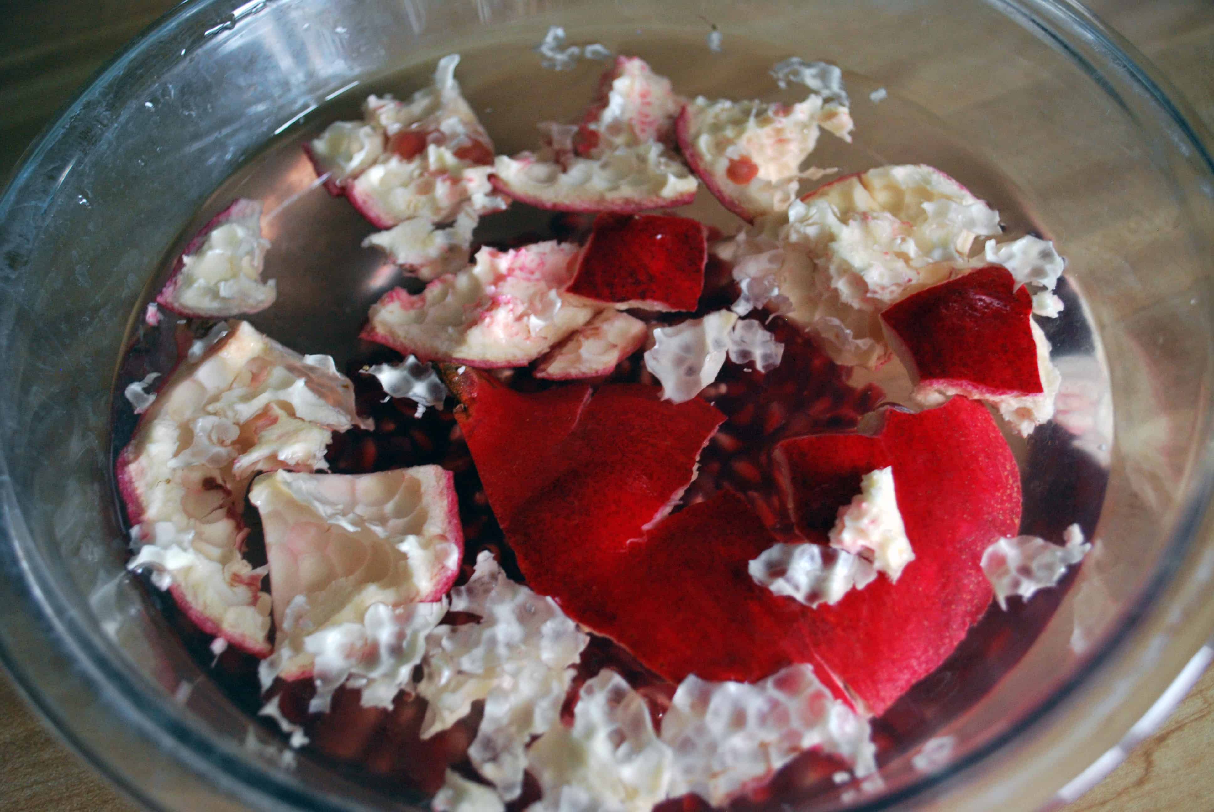 PomegranateDone pieces of a pomegranate in a bowl water