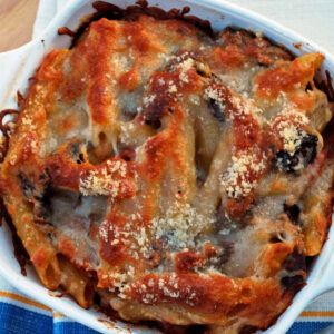 a pan of baked ziti
