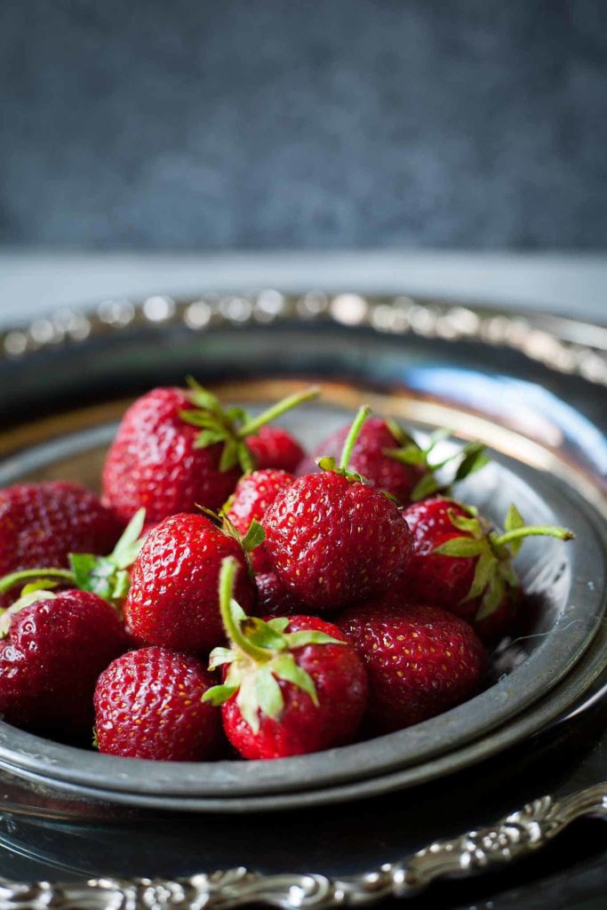 Strawberry Sorbet - Naturally sweetened, 3 ingredients, and so refreshing! This is the best healthy, vegan, frozen summer treat. theliveinkitchen.com
