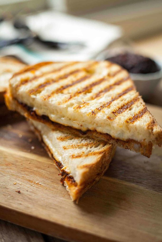 a grilled cheese sandwich cut in half