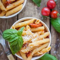 Roasted Garlic and Tomato Penne - A quick and easy dinner idea that's mostly hands-off! Fresh, flavorful, and vegetarian. Full recipe at theliveinkitchen.com