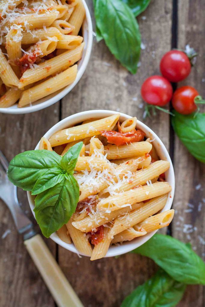 Roasted Garlic and Tomato Penne - A quick and easy dinner idea that's mostly hands-off! Fresh, flavorful, and vegetarian. Full recipe at theliveinkitchen.com