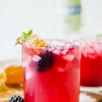 Blackberry Gin Smash - A simple, naturally sweetened cocktail using organic gin! This gin cocktail makes a simple, fruity summer drink. #recipes #fruity #blackberry #ginsmash #best