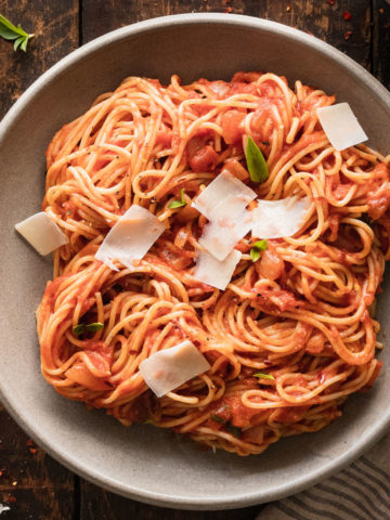 featured image of spaghetti arrabbiata on a plate