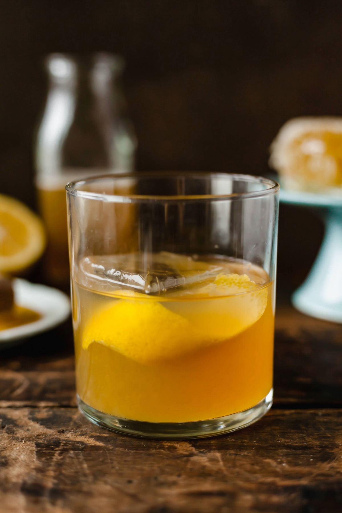 Gold rush cocktail in a glass.